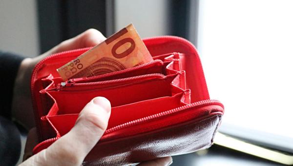 Άδειο πορτοφόλι με ένα χαρτονόμισμα