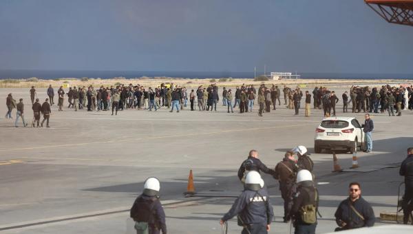 Αγρότες μπλόκαραν τον αεροδιάδρομο του αεροδρομίου Ηρακλείου