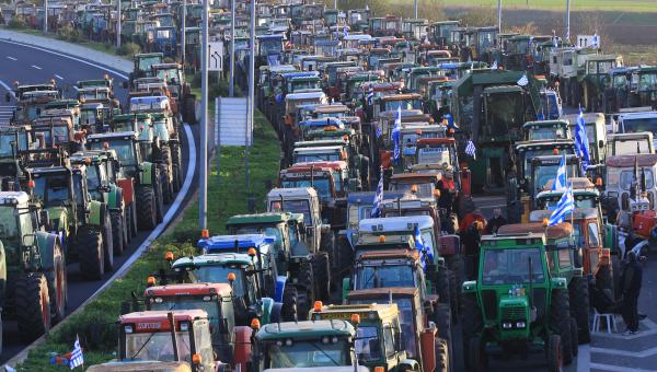 Αγρότες με τρακτέρ