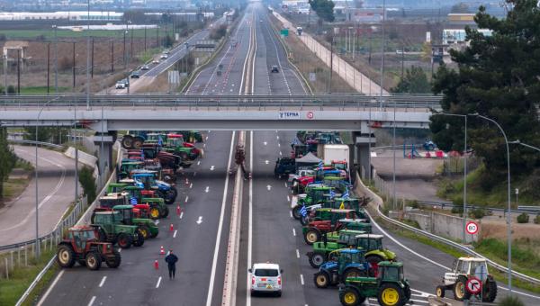 Αγρότες σε μπλόκο σε εθνική οδό