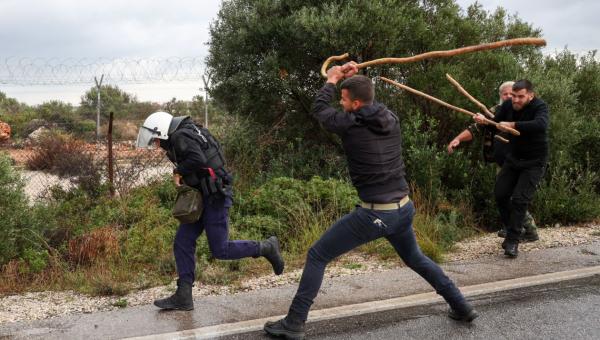 Αγρότες έφτασαν στο σημείο να επιτεθούν σε αστυνομικούς