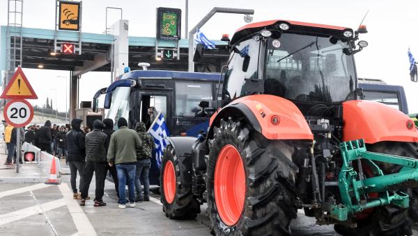 Αγροτικό μπλόκο με τρακτέρ σε διόδια