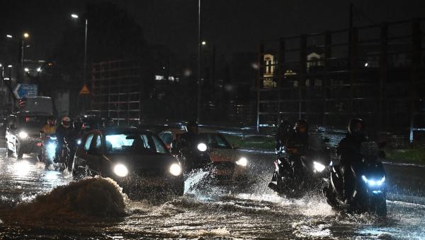 Κακοκαιρία Byron: Πλημμύρισαν δρόμοι