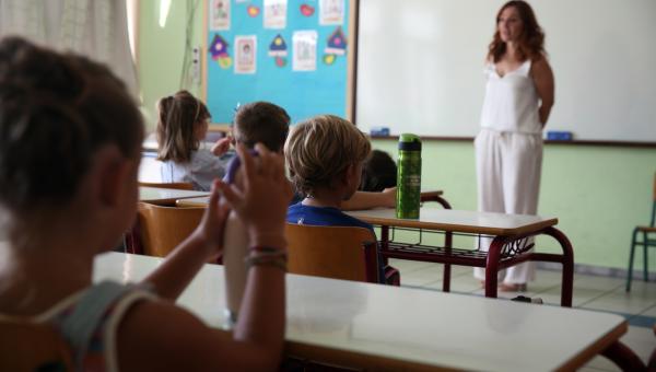 Εκπαιδευτικός δασκάλα σε αίθουσα σχολείου με μαθητές