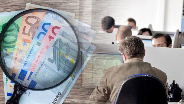 Χρήματα σε ευρώ, μεγεθυντικός φακός και υπάλληλοι σε υπολογιστές