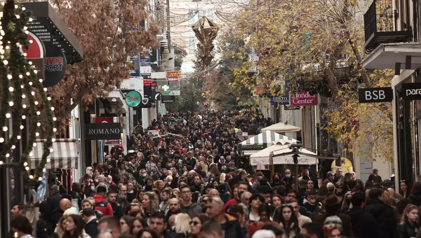 Κόσμος περπατάει στην Ερμού για τα ψώνια του τα Χριστούγεννα