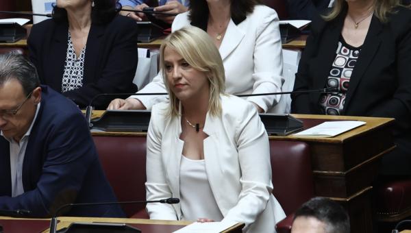 Η Ρένα Δούρου στη Βουλή