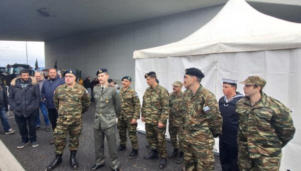 Στρατιώτες στο αγροτικό μπλόκο της Νίκαιας