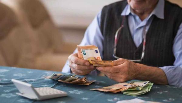 Συνταξιούχους υπολογίζει ευρώ σε χαρτονομίσματα με κομπιουτεράκι