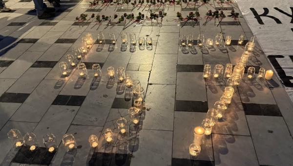 Μνημείο θυμάτων των Τεμπών στο Μνημείο του Άγνωστου Στρατιώτη έξω από τη Βουλή