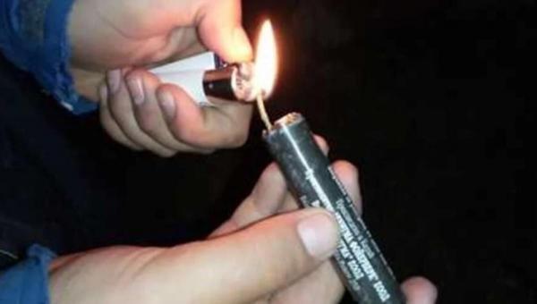 Άνδρας ετοιμάζεται να ανάψει κροτίδα