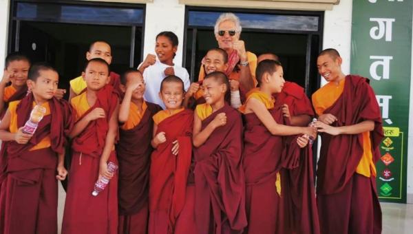 Από την Αθήνα στο Θιβέτ: Ο Έλληνας προπονητής που δίδαξε πυγμαχία σε Βουδιστές μοναχούς