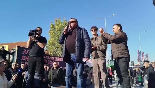 Ο συνδικαλιστικής Ανεστίδης μιλάει στο μικρόφωνο στο αγροτικό μπλόκο στα Μάλγαρα