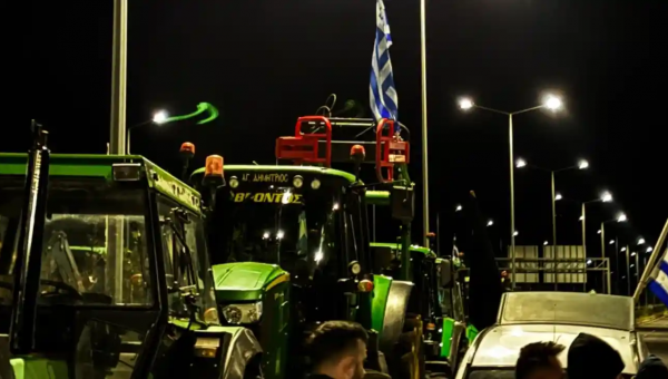 Αγρότες με τρακτέρ