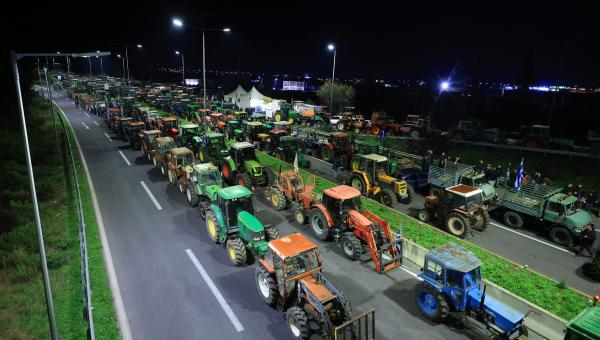 Τρακτέρ παραταγμένα στο δρόμο σε αγροτικά μπλόκα