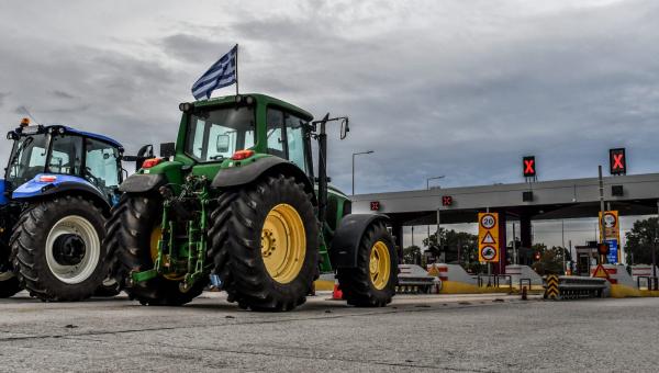 Μπλόκο αγροτών στα διόδια