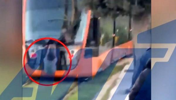 Ανήλικος κρεμιέται από τραμ εν κινήσει σε νέο επικίνδυνο διαδικτυακό challenge (ΒΙΝΤΕΟ)