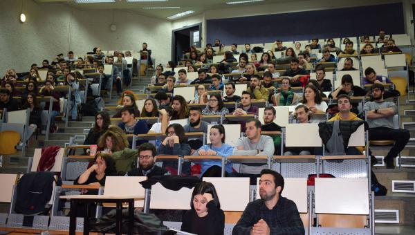 αμφιθέατρο ΑΠΘ με φοιτητές