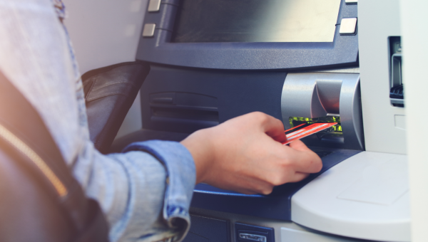 Άτομο βάζει κάρτα σε ΑΤΜ