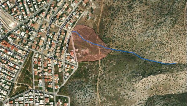 Δορυφορική εικόνα του ρέματος που καταλήγει στην οδό Λόρδου Βύρωνος (απεικονίζεται με κυανή γραμμή), καθώς και του αλλουβιακού ριπιδίου που έχει σχηματίσει (με ροζ σκιαγράφηση).