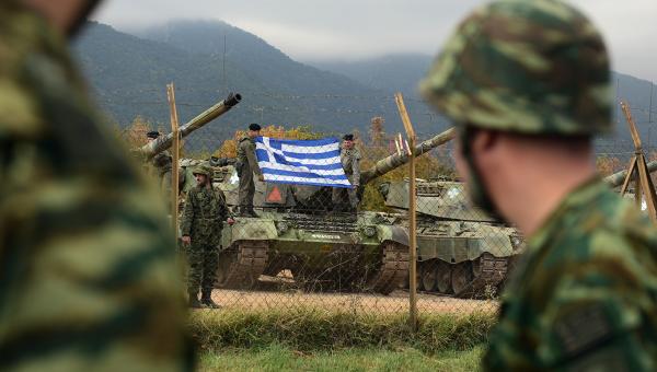 Ο ελληνικός στρατός με ελληνική σημαία στο βάθος επάνω σε άρμα μάχης