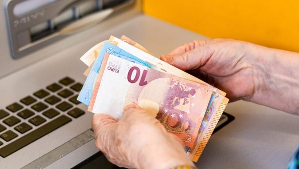 Γυναίκα συνταξιούχους μετράει ευρώ σε χαρτονομίσματα