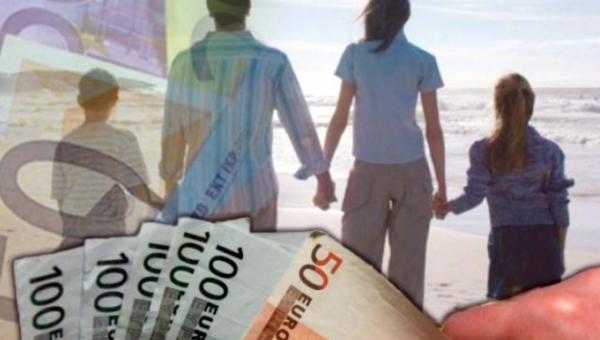 Οικογένεια με παιδιά κοιτάει τη θάλασσα και μπροστά σύνθεση με χρήματα