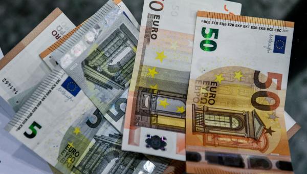Χρήματα, χαρτονομίσματα σε ευρώ