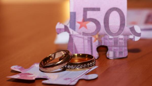 Χρήματα σε ευρώ σε μορφή παζλ με δαχτυλίδια