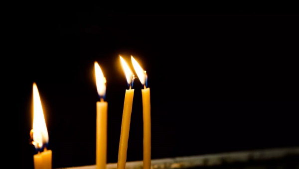 κεριά εκκλησίας σε μαύρο φόντο