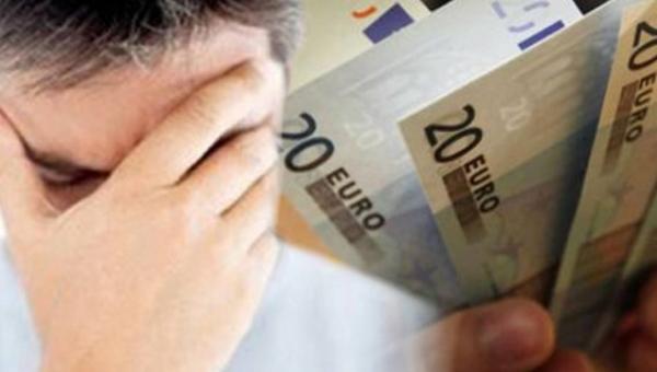 Άνδρας σε απόγνωση, χρήματα στο παρασκήνιο