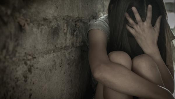 κακοποιημένη γυναίκα