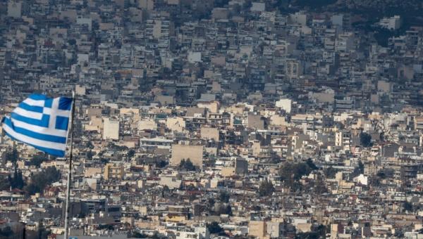 σπίτια στην Αθήνα με ελληνική σημαία