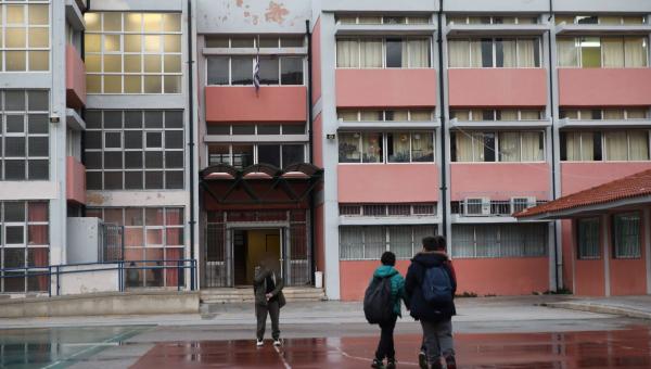 Δημοτικό σχολείο στη Γλυφάδα με μαθητές στο προαύλιο ενώ βρέχει