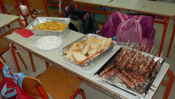 Τσικνοπέμπτη σε σχολείο, σουβλάκια επάνω σε θρανίο