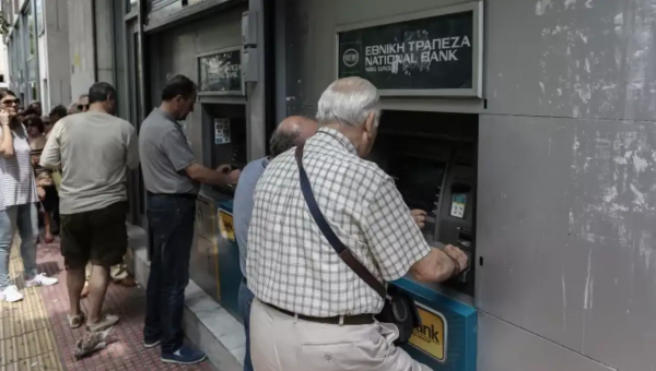 συνταξιούχος σε ΑΤΜ