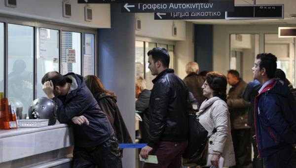 Ουρά κόσμου στην Εφορία