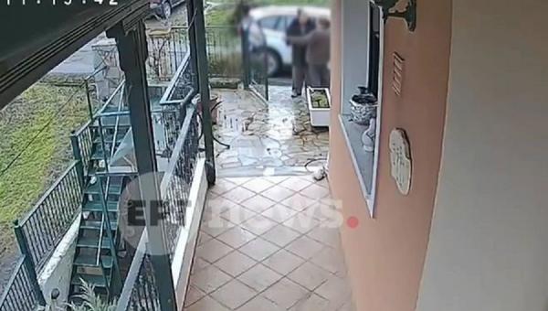 Γυναίκα αγκαλιάζει ηλικιωμένο έξω από το σπίτι του και του παίρνει την αλυσίδα