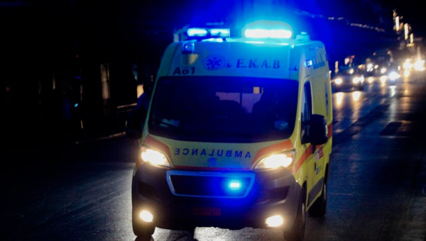 Όχημα του ΕΚΑΒ το βράδυ