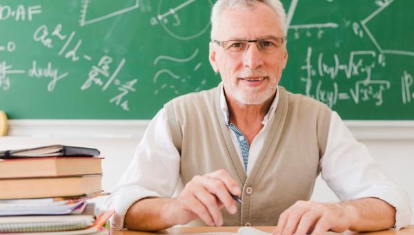 ηλικιωμένος εκπαιδευτικός