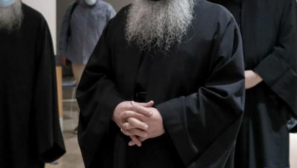 Ιερέας που δεν φαίνεται το πρόσωπό του και φοράει άμφια έχει τα χέρια του σταυρωμένα