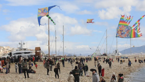 Κόσμος πετάει χαρταετό την Καθαρά Δευτέρα με καλό καιρό