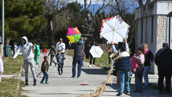 Άνθρωποι πετάνε χαρταετό την Καθαρά Δευτέρα