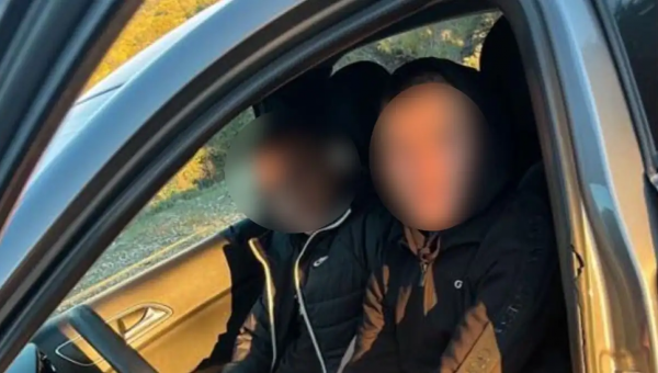 Αριστερά ο νεκρός 17χρονος στο Λουτράκι