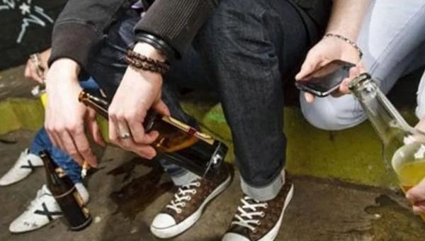 Έφηβοι μαθητές καταναλώνουν αλκοόλ