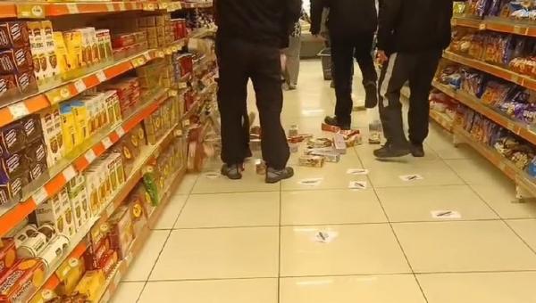 Βόλος: Πέταξαν και ποδοπάτησαν μπισκότα Βιολάντα σε σούπερ μάρκετ