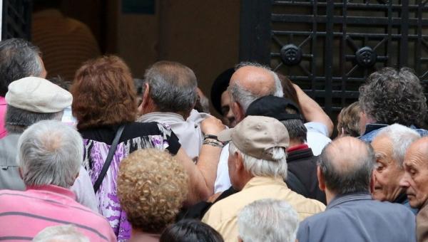 Συνταξιούχοι στην ουρά για πληρωμές σε συντάξεις