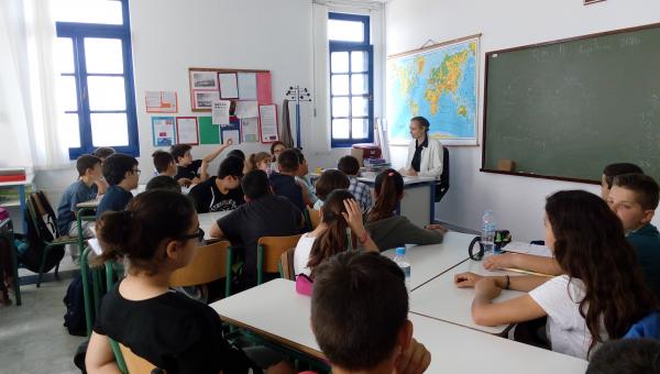 μαθητές και δασκάλα σε αίθουσα σχολείου