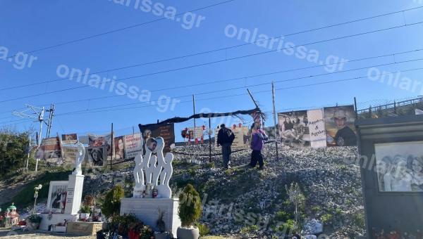 Μαθητές φροντίζουν δενδρύλλια στα Τέμπη