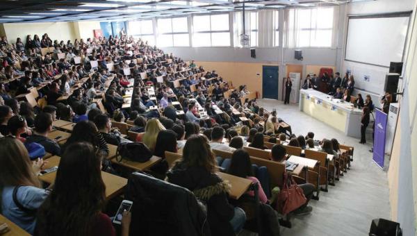 Αμφιθέατρο σε Πανεπιστήμιο με φοιτητές και καθηγητές